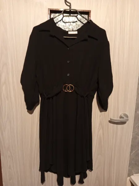 Elegantní černé šaty s páskem