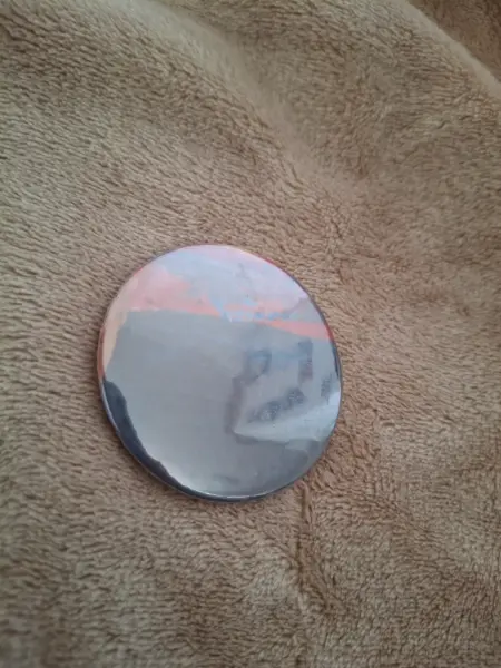 Kulatá placka se špendlíkem