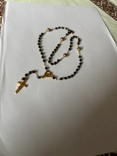 Černý růženec se zlatými detaily 3