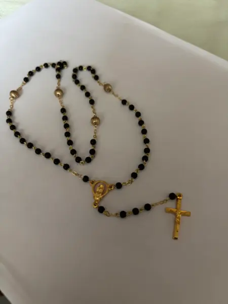 Černý růženec se zlatými detaily 2