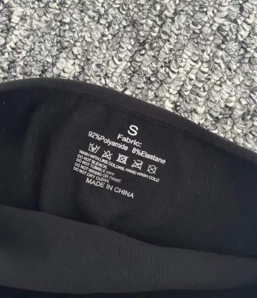 Černý crop top se šněrováním 3