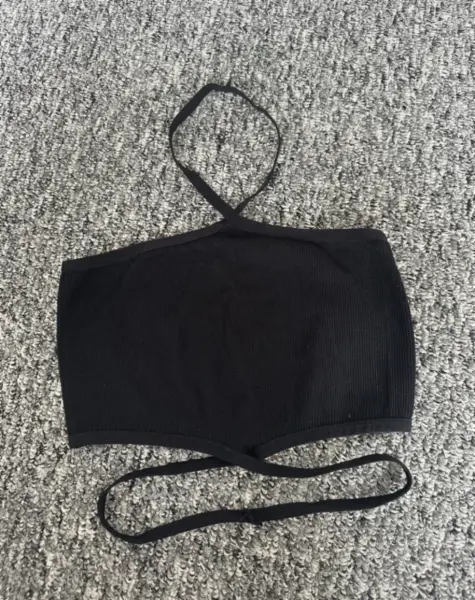 Černý crop top se šněrováním 2