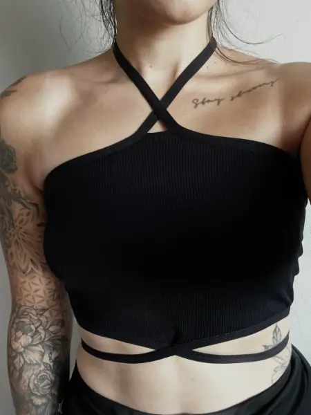 Černý crop top se šněrováním