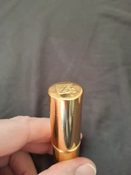 Rtěnka Estée Lauder v zlatém obalu