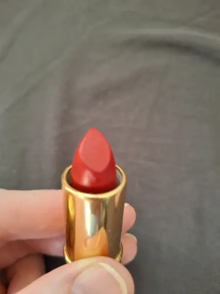 Rtěnka Estée Lauder v zlatém obalu 2