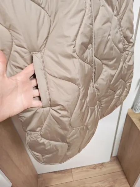 Dámská béžová prošívaná vesta s kapucí 4