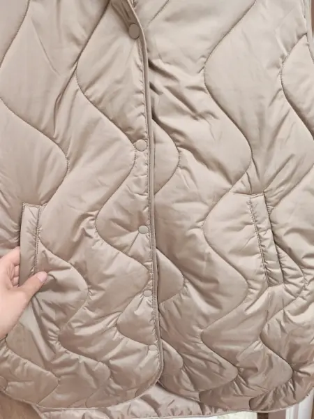 Dámská béžová prošívaná vesta s kapucí 5