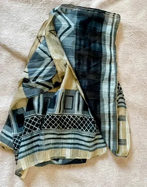 Stylový šátek s geometrickým vzorem