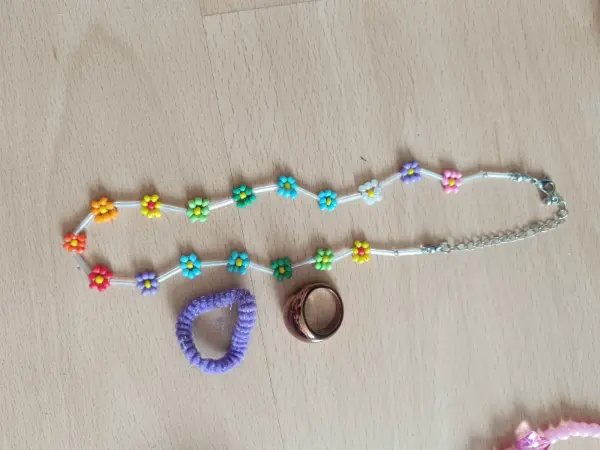 Dětský korálkový náhrdelník s kytičkami,prstýnkem a gumičkou