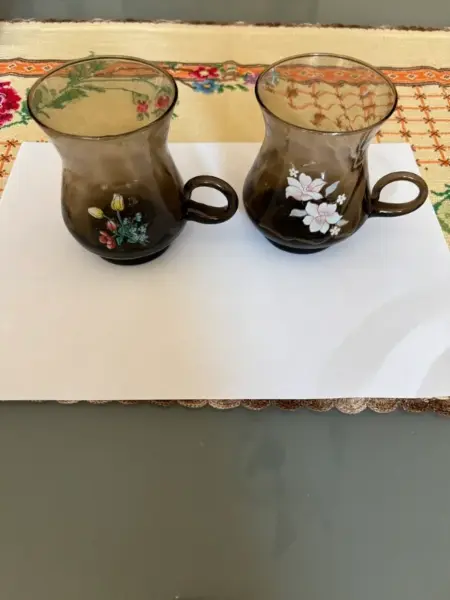 Skleničky z porcelánu zdobené 2
