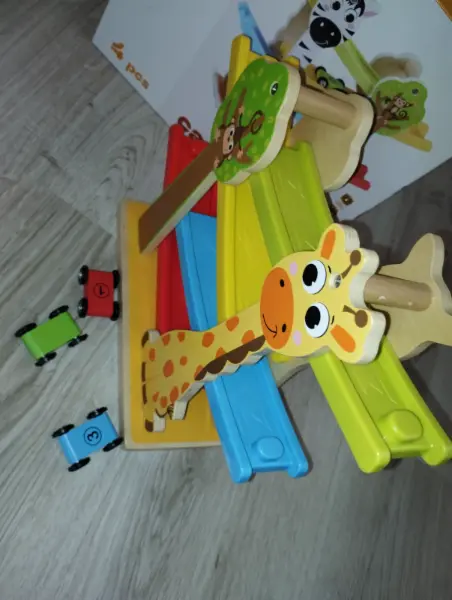 Dřevěná autodráha s autíčky 2