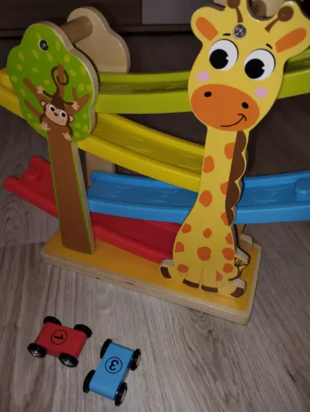 Dřevěná autodráha s autíčky