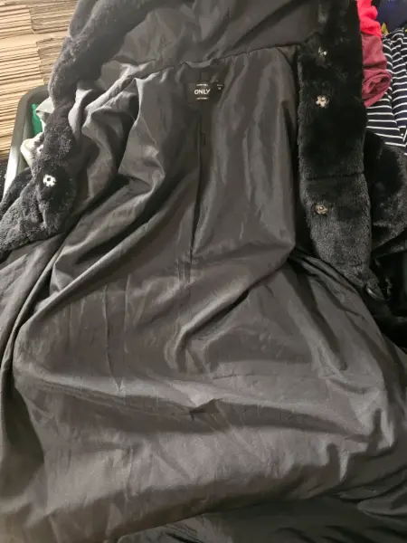 Dámský černý kabát ONLY s kapucí 7