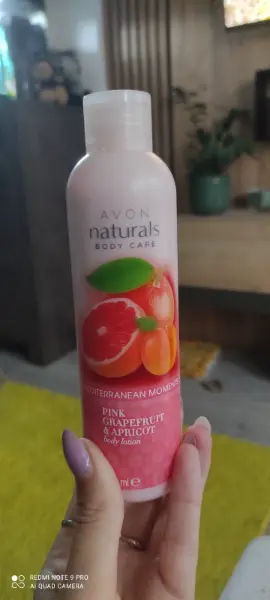 Avon Naturals tělové mléko Pink Grapefruit & Apricot