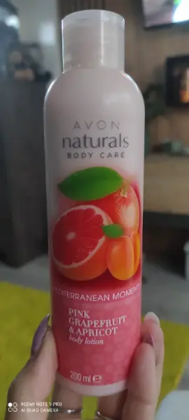 Avon Naturals tělové mléko Pink Grapefruit & Apricot 2