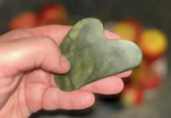 Zelený masážní kámen GuaSha Jade na obličej a krk 2