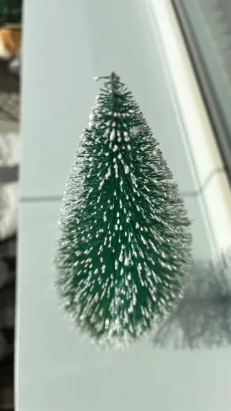 Vánoční dekorace: Umělý stromeček na dřevěném podstavci 2