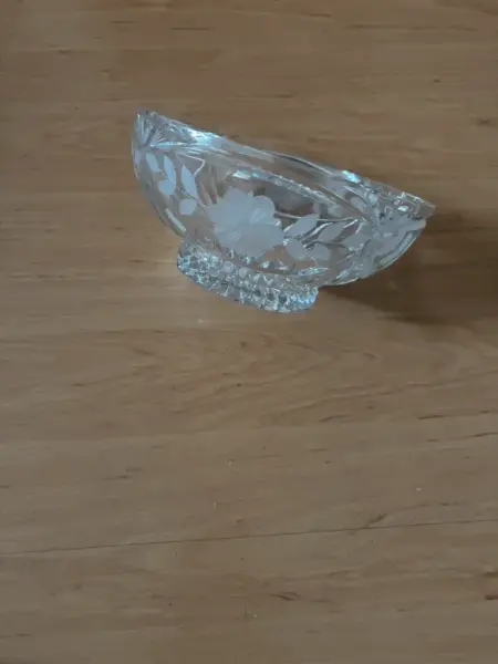 Hluboká skleněná mísa