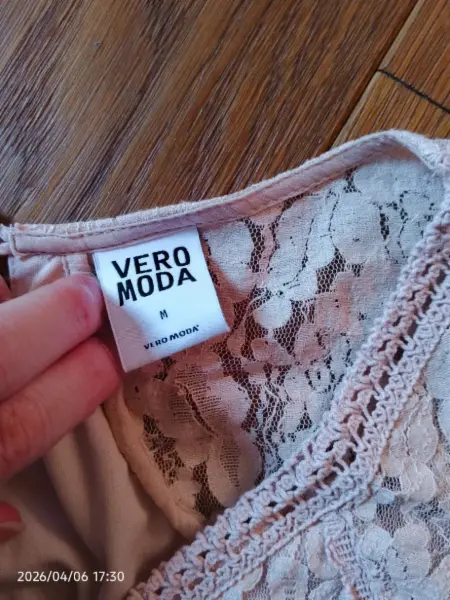 Dámské šaty Vero Moda, pudrové s krajkou, vel. M 3