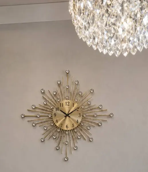 Zlaté nástěnné hodiny s krystaly