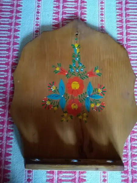 Dřevěný nástěnný držák na vařečky s malovaným dekorem 2