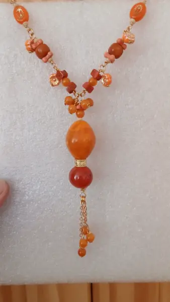 Oranžový náhrdelník s korálky a přívěskem 8