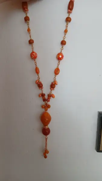 Oranžový náhrdelník s korálky a přívěskem 4