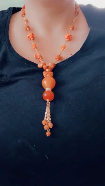 Oranžový náhrdelník s korálky a přívěskem