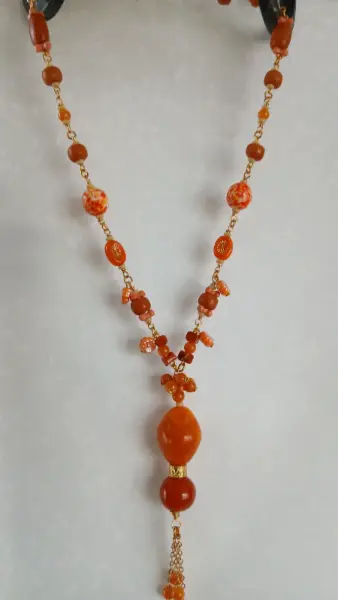 Oranžový náhrdelník s korálky a přívěskem 6