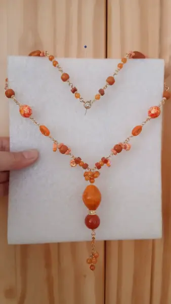 Oranžový náhrdelník s korálky a přívěskem 7