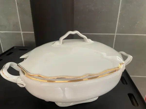 Elegantní porcelánová polévková mísa se zlatým lemem