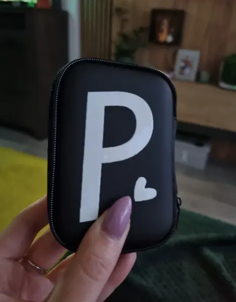 Černé pouzdro na drobnosti s motivem písmene P