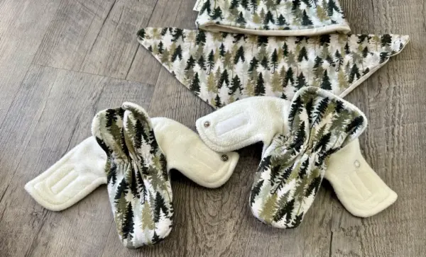Dětský set CupiDup: čepice, šátek a botičky s lesním vzorem 4