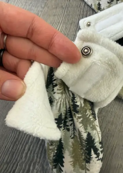 Dětský set CupiDup: čepice, šátek a botičky s lesním vzorem 2