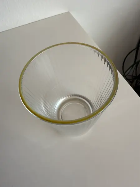 Vroubkovaná sklenička se zlatým okrajem Kik 4