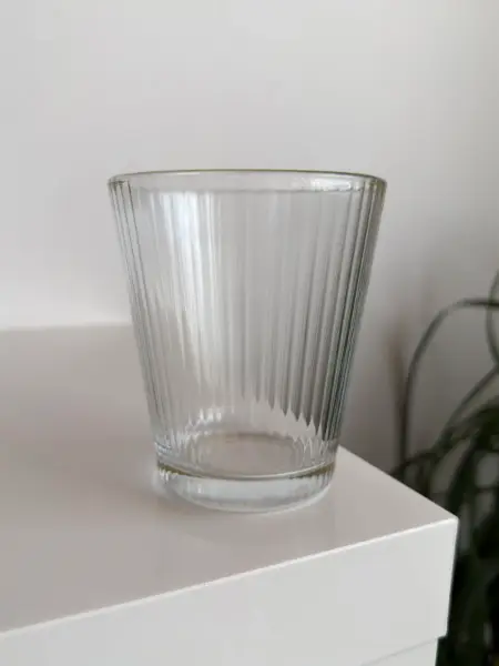 Vroubkovaná sklenička se zlatým okrajem Kik 3
