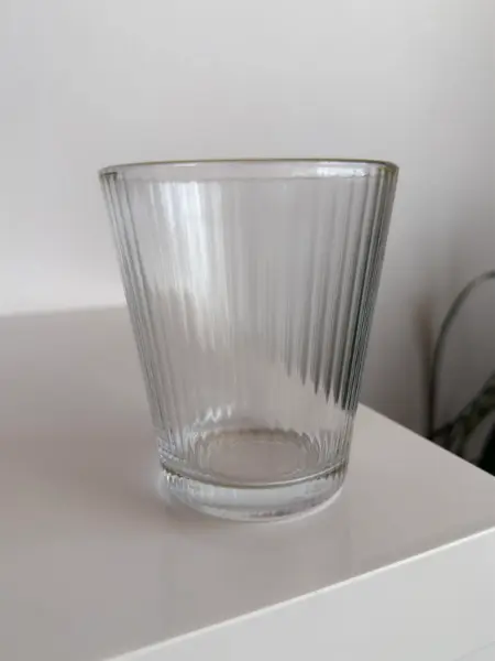 Vroubkovaná sklenička se zlatým okrajem Kik