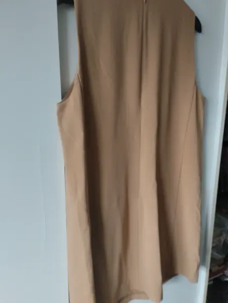 Hnede šaty s kapsami a zlatými knoflíky 3