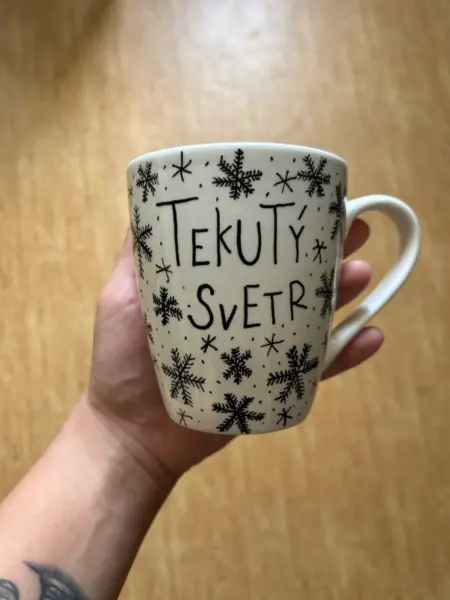 Keramický hrnek Tekutý svetr se sněhovými vločkami