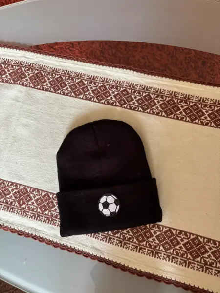 Černá pletená čepice s motivem fotbalového míče