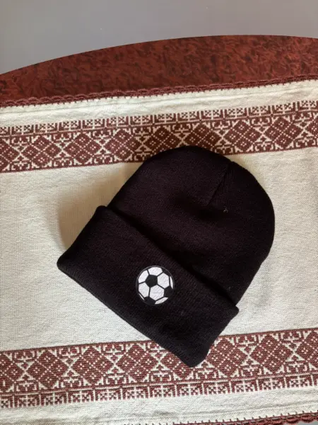 Černá pletená čepice s motivem fotbalového míče 2