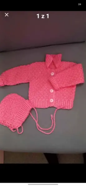 Růžový dětský pletený set: svetřík a čepička