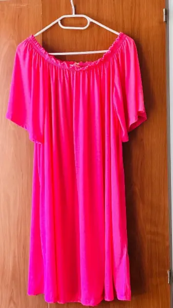 Neonově růžové šaty H&M
