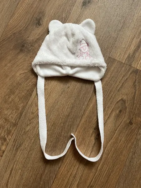 Dětská bílá čepice s oušky