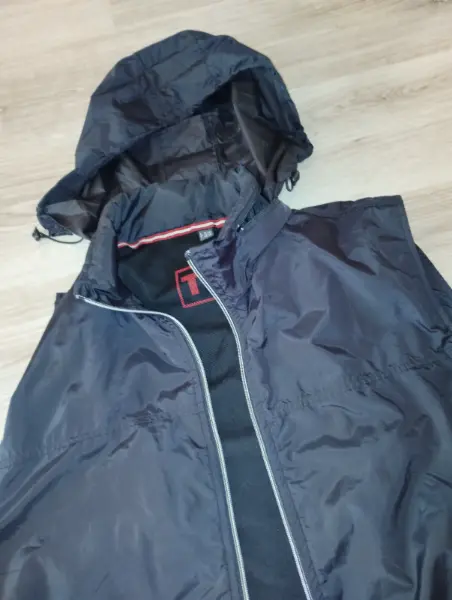 Černá pánská vesta s kapucí 2