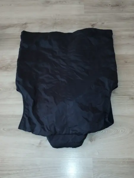 Černá pánská vesta s kapucí 3