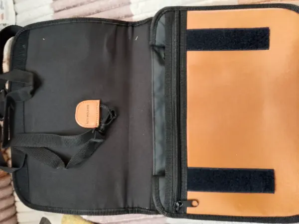 Hnědá crossbody kabelka s logem L 4