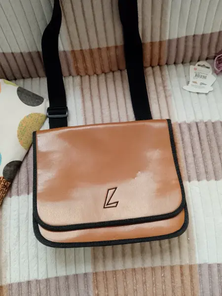 Hnědá crossbody kabelka s logem L 2