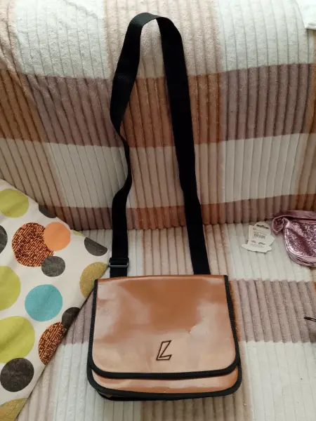 Hnědá crossbody kabelka s logem L