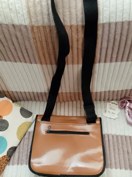 Hnědá crossbody kabelka s logem L 3